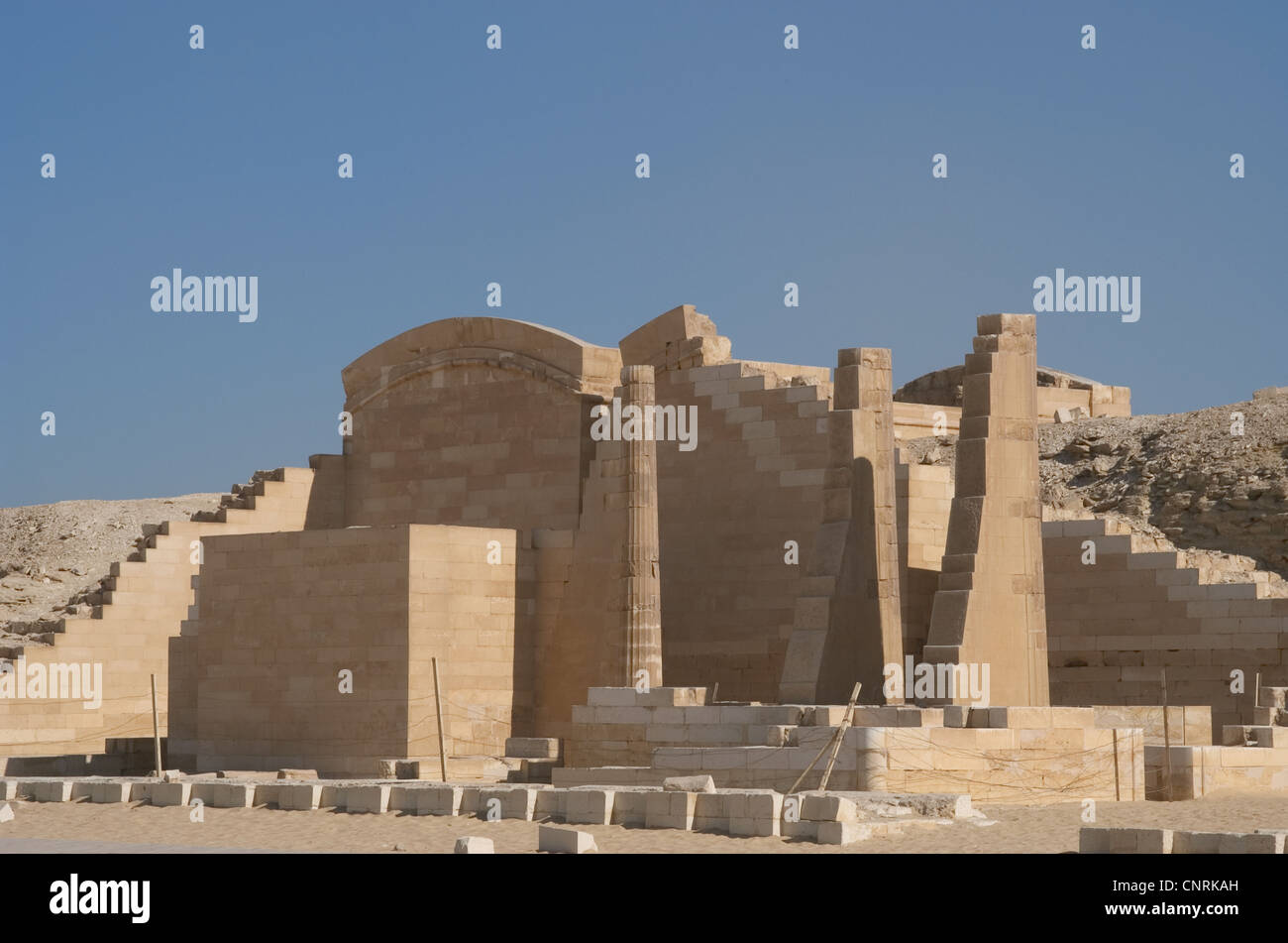 L'Égypte. Saqqara. Djoser's complexe. Temple des trois colonnes cannelées ou T Temple. Vieux Royaume. Banque D'Images