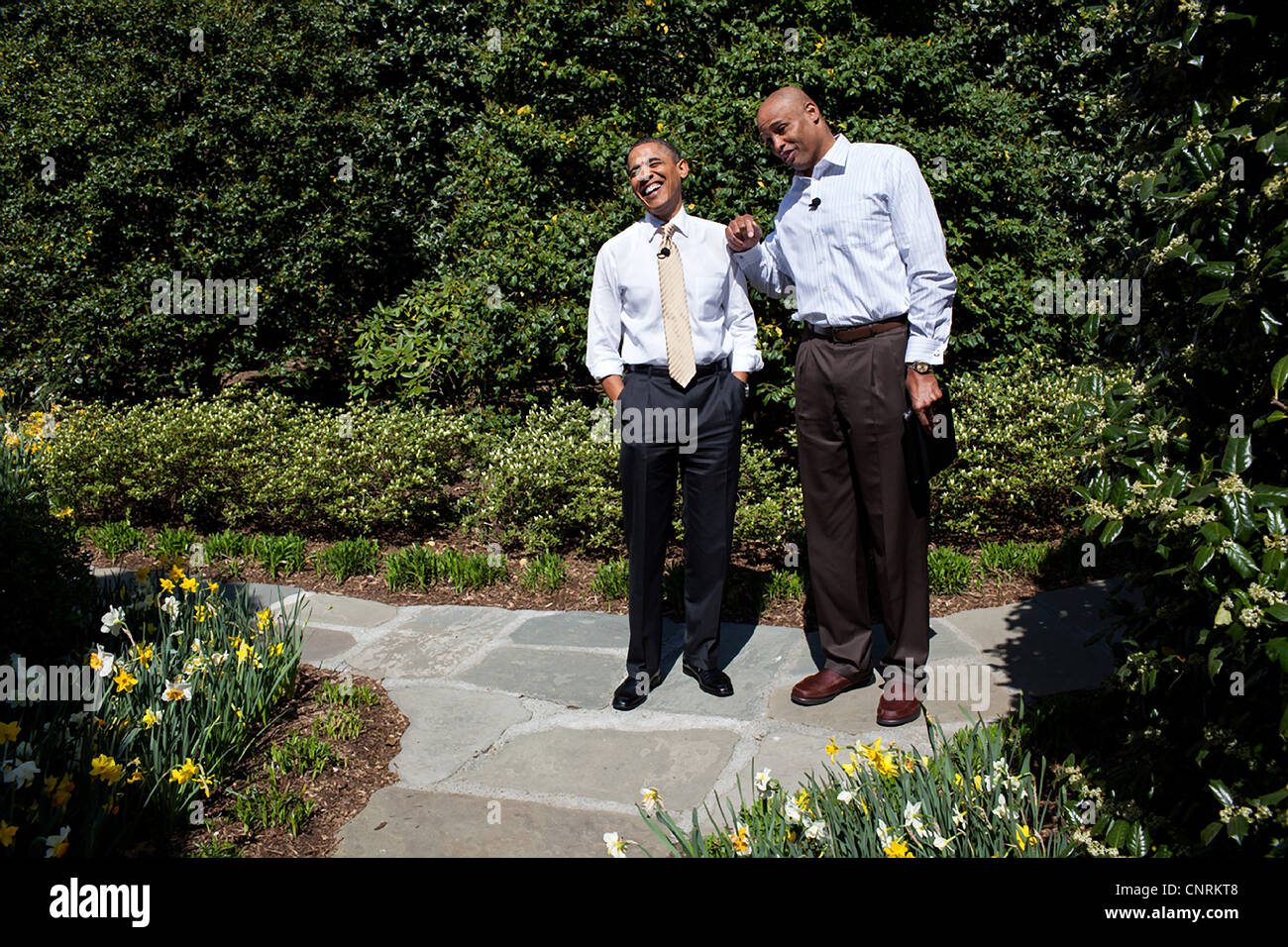 Le président Barack Obama est interviewé par Clark Kellogg pour CBS's Show de la finale quatre comme ils marchent sur la pelouse Sud de la Maison Blanche de basket-ball le 29 mars 2012 à Washington, DC. Banque D'Images