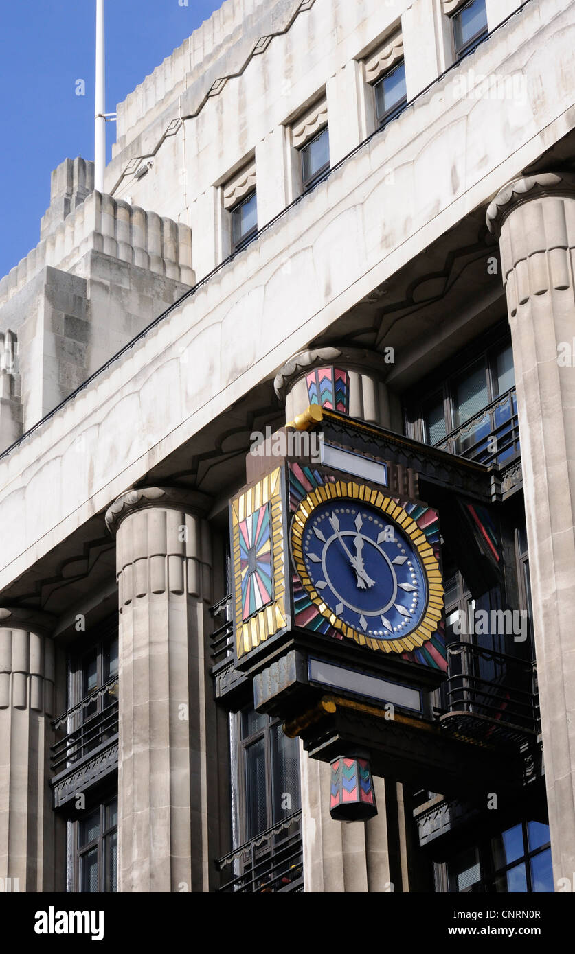L'horloge art déco de cour de Peterborough (1928), Fleet Street, Londres. Banque D'Images
