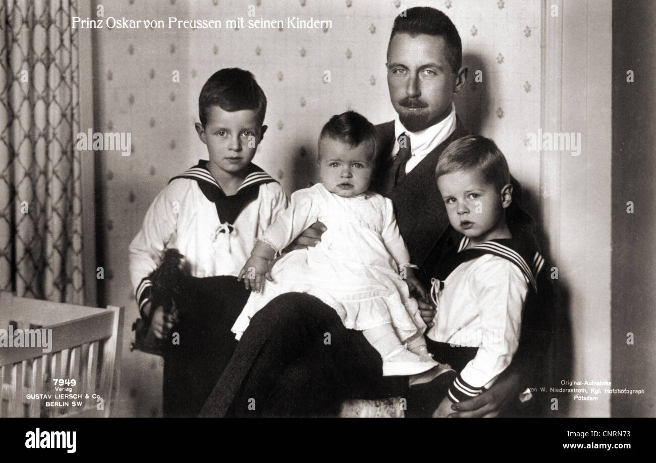 Oskar, 27.7.1888 - 27.1.1958, Prince de Prusse, général allemand, avec ses enfants Prince Oscar, Prince Burchard et Princesse Herzeleide, carte postale, W. Niederstroth, Potsdam, publié par Gustav Liersch, vers 1919, Banque D'Images