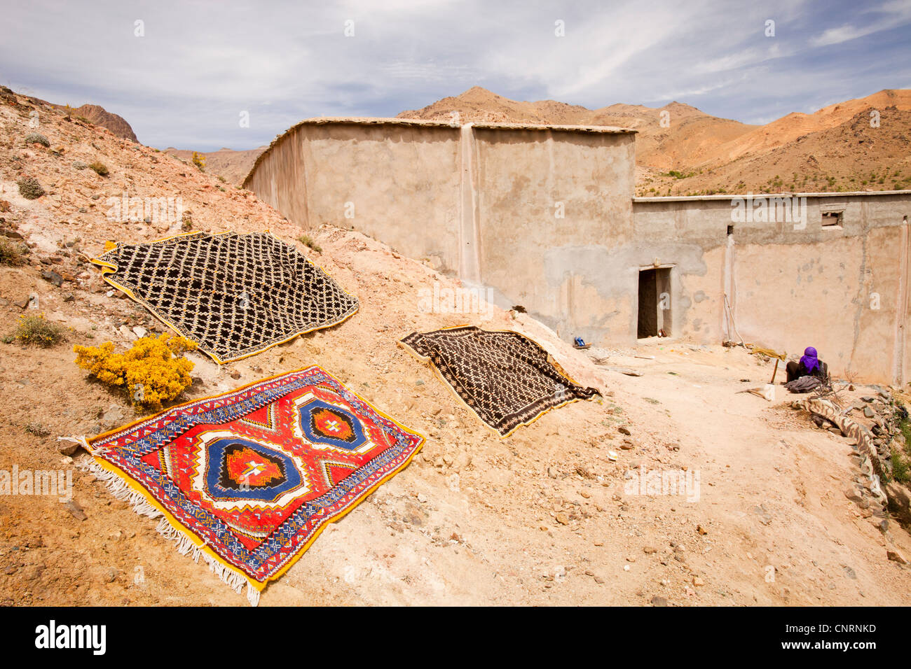 Tapis marocain à l'extérieur d'une maison berbère dans une vallée de l'Anti Atlas montagnes du Maroc, l'Afrique du Nord. Banque D'Images