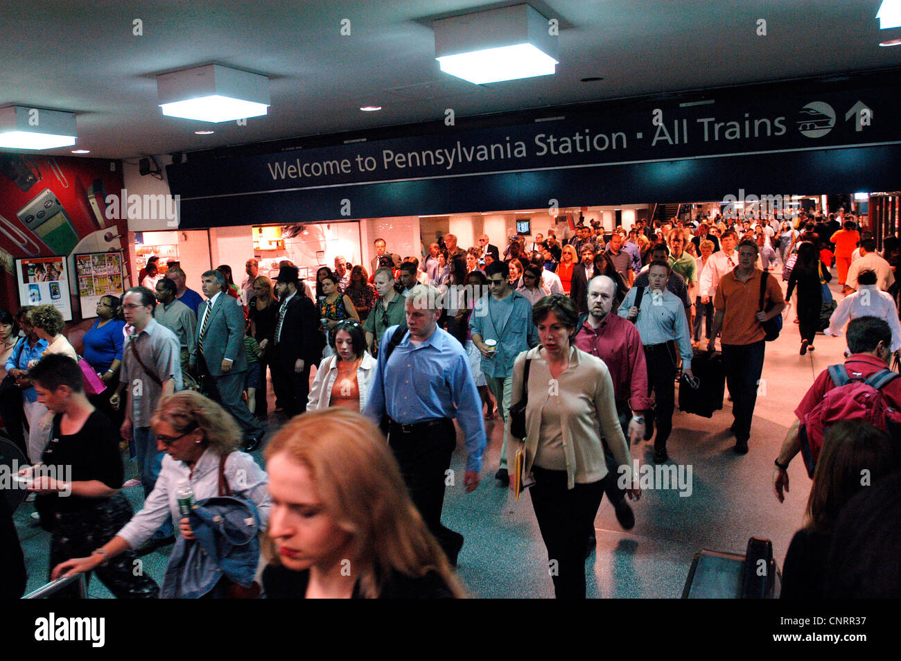 Les banlieusards quittent la gare Penn Station le 21 juin 2004. Banque D'Images