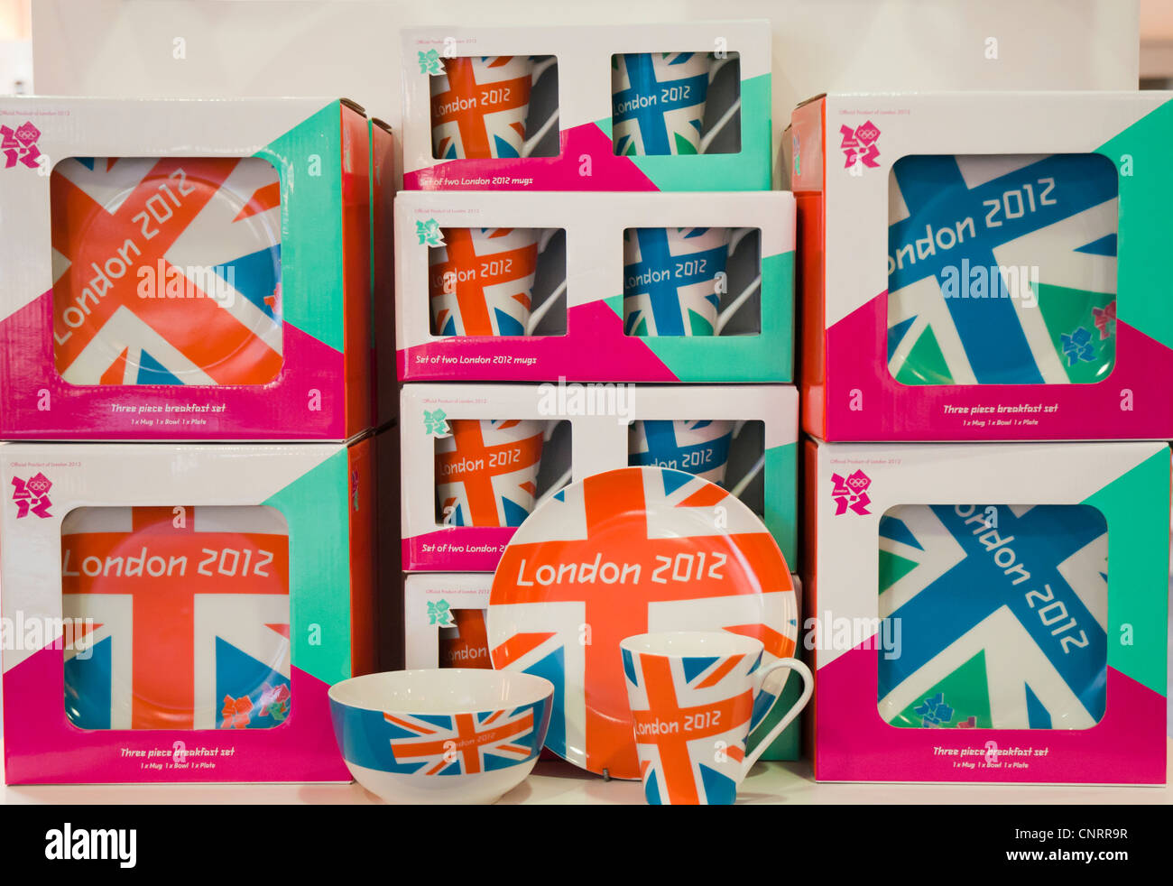 Jeux Olympiques Londres 2012 tasses souvenirs exposés à la vente à la Wedgwood Visitor Centre, Staffordshire Banque D'Images