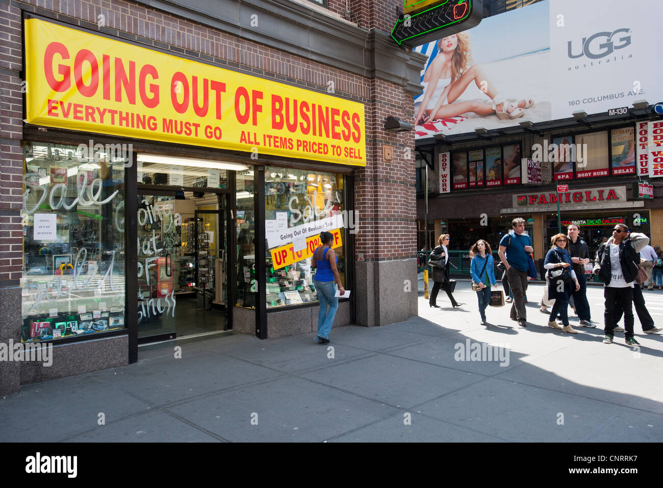 Un magasin d'électronique sur Broadway à Times Square à New York annonce qu'il va bientôt hors des affaires Banque D'Images