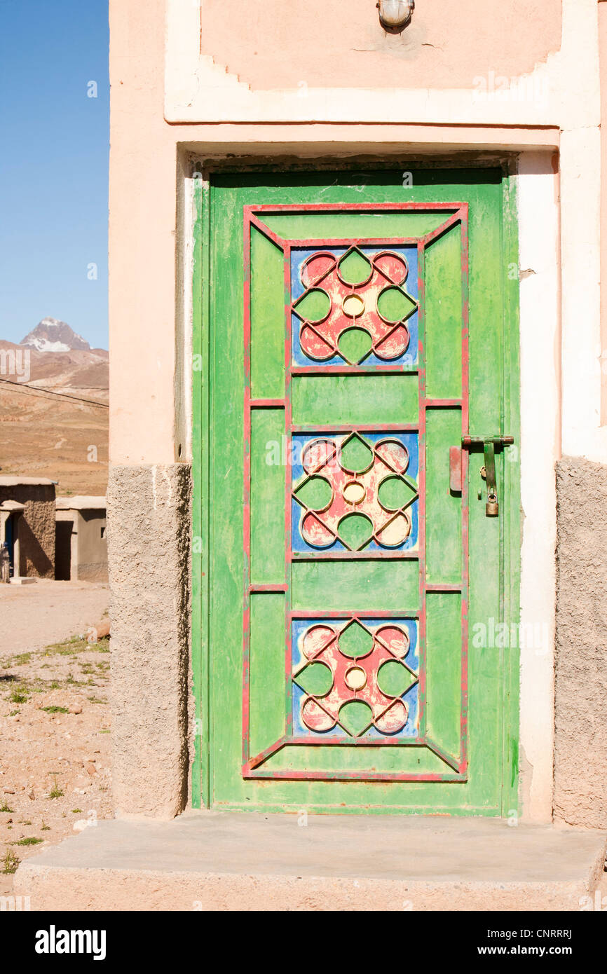 Une porte avant d'une maison berbère dans l'Anti Atlas montagnes du Maroc, l'Afrique du Nord. Banque D'Images