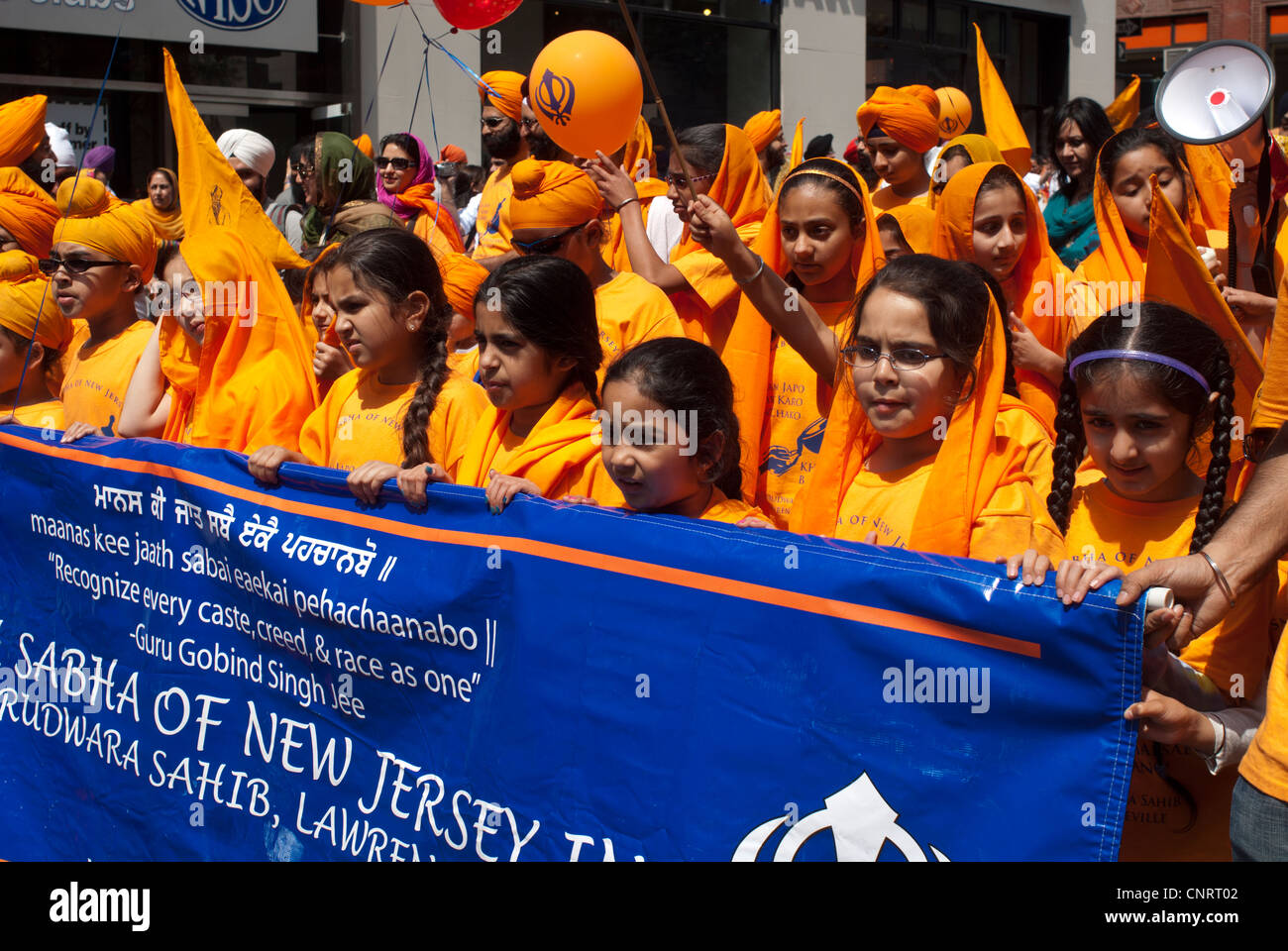 Des milliers watch et participer à la 25e Défilé Sikh à New York Banque D'Images