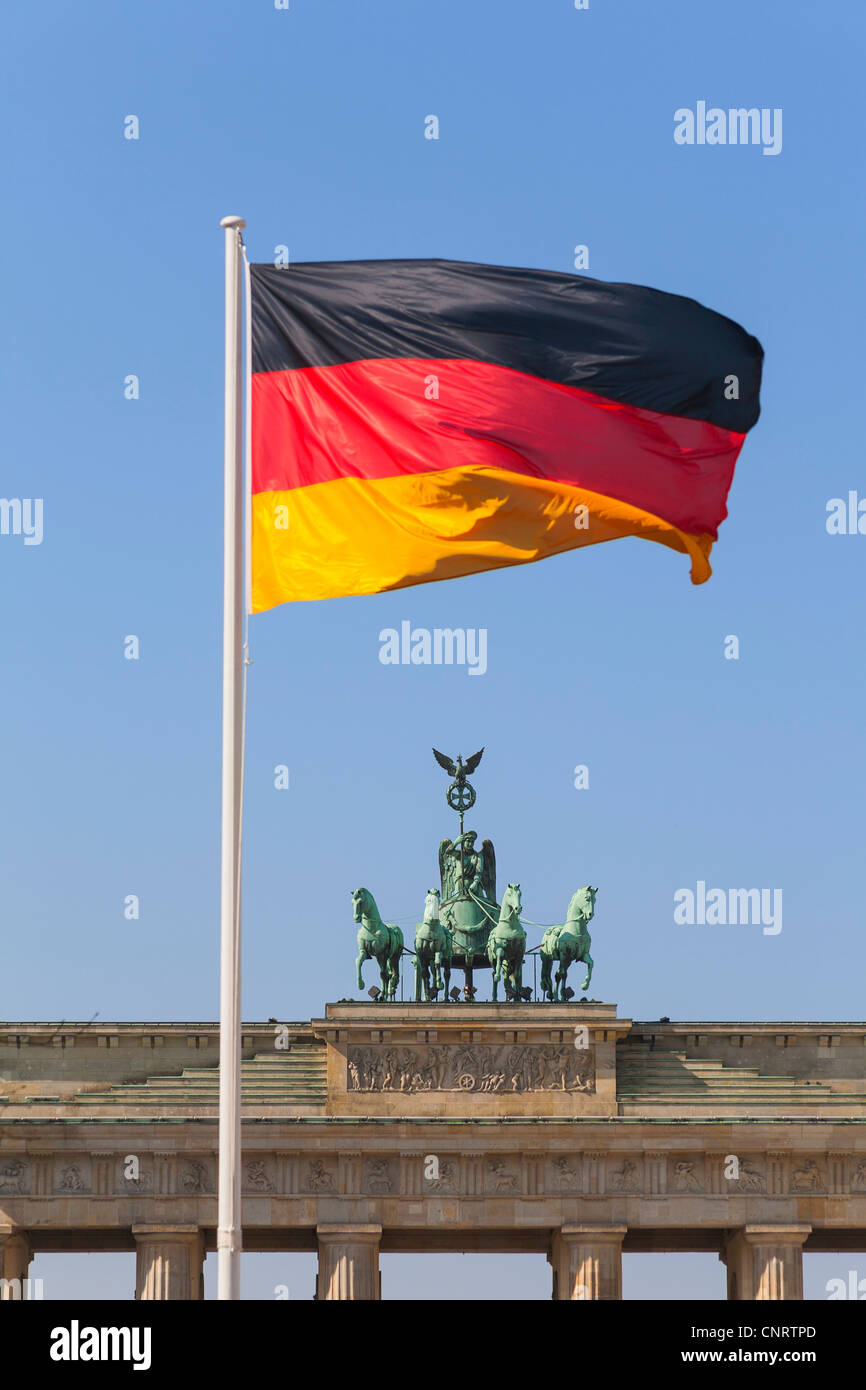 Porte de Brandebourg, Quadrige, drapeau national, Berlin, Germany, Europe Banque D'Images