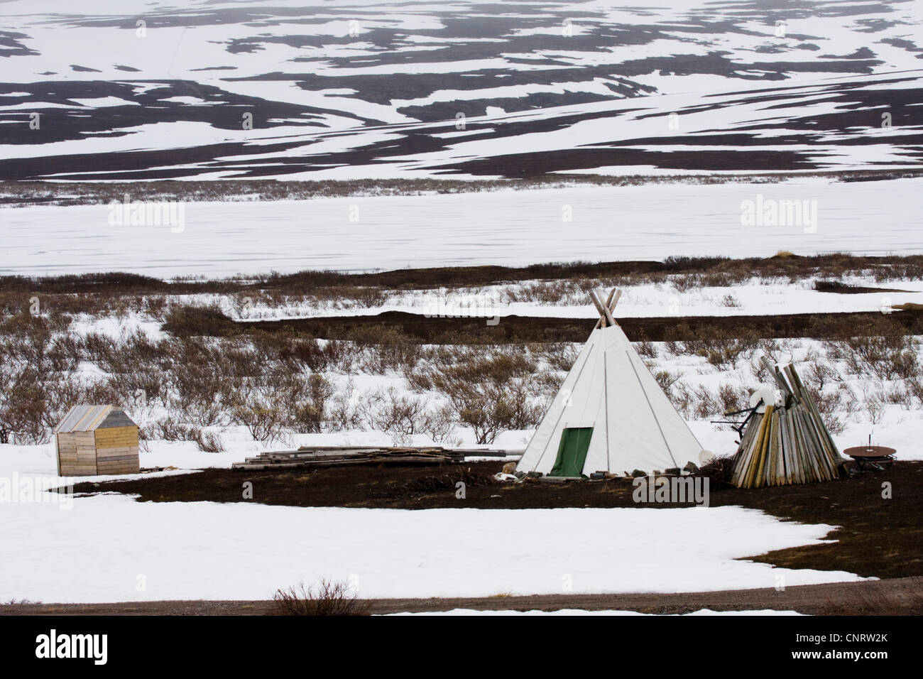 Tente traditionnelle du peuple sami en paysage d'hiver, la Norvège, l'île de Varanger Banque D'Images