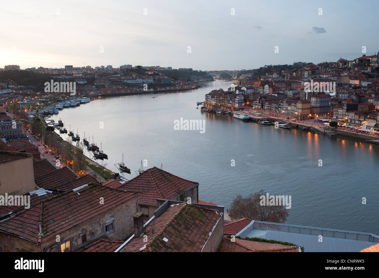 Porto et la rivière Douro, Portugal au crépuscule Banque D'Images