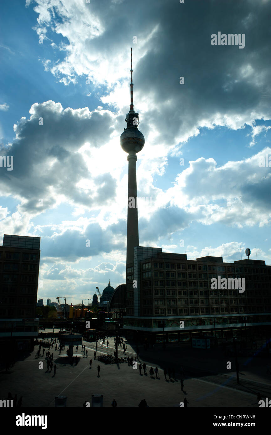 Berlin Alexanderplatz et la silhouette de la tour de télévision Banque D'Images