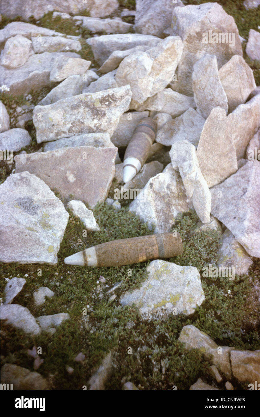 Nazi allemand Wehrmacht cartouches utilisées par les canons de montagne pendant la Seconde Guerre mondiale, dans les montagnes du Caucase, en Russie. Banque D'Images