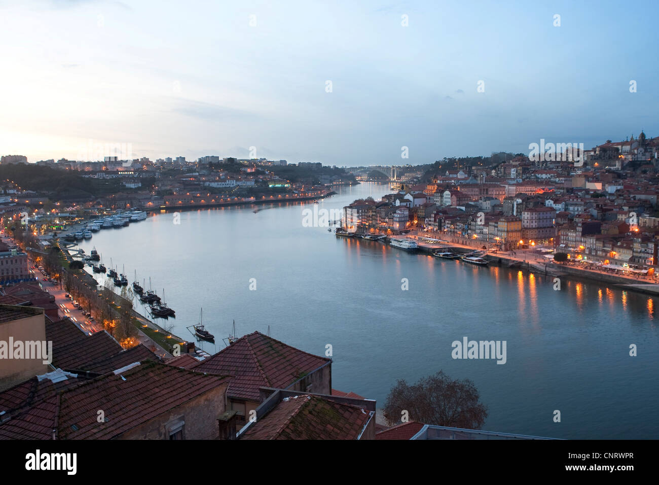 Porto et la rivière Douro, Portugal au crépuscule Banque D'Images