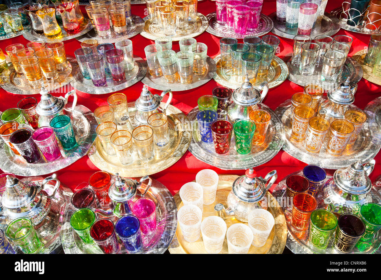Plateau argent des pots dans un souk à Marrakech, Maroc, Afrique du Nord Banque D'Images
