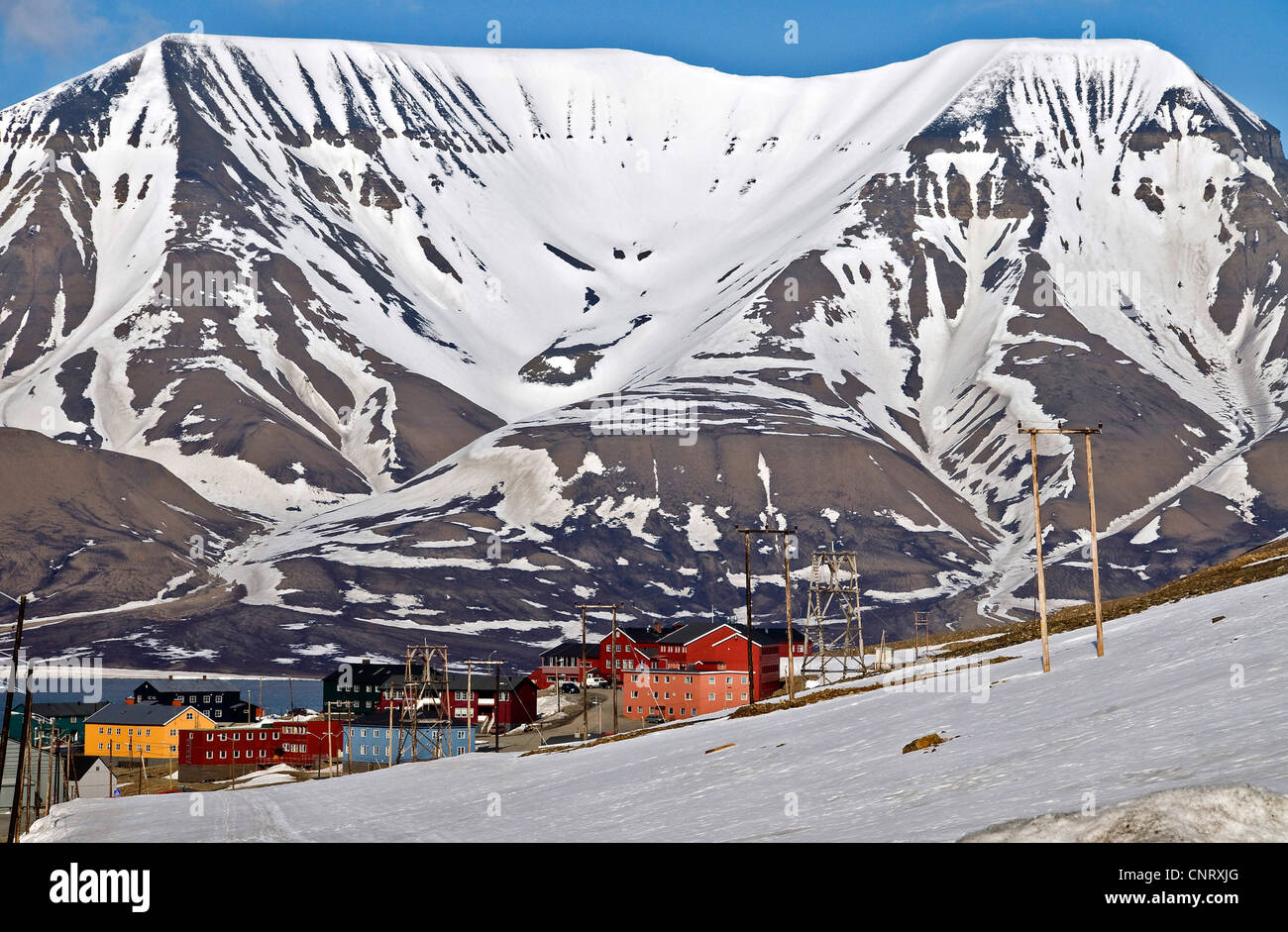 Longyearbyen avec la montagne de l'Opra (Oprafjellet) dans l'arrière-plan, la Norvège, Svalbard, Spitzberg 151 Banque D'Images