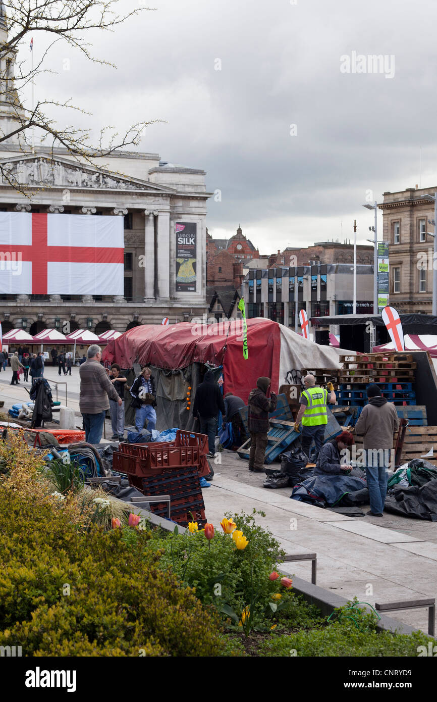Les manifestants occupent Notts quitter le site sur la place du vieux marché de Nottingham avant une affaire judiciaire Nottingham England UK Banque D'Images