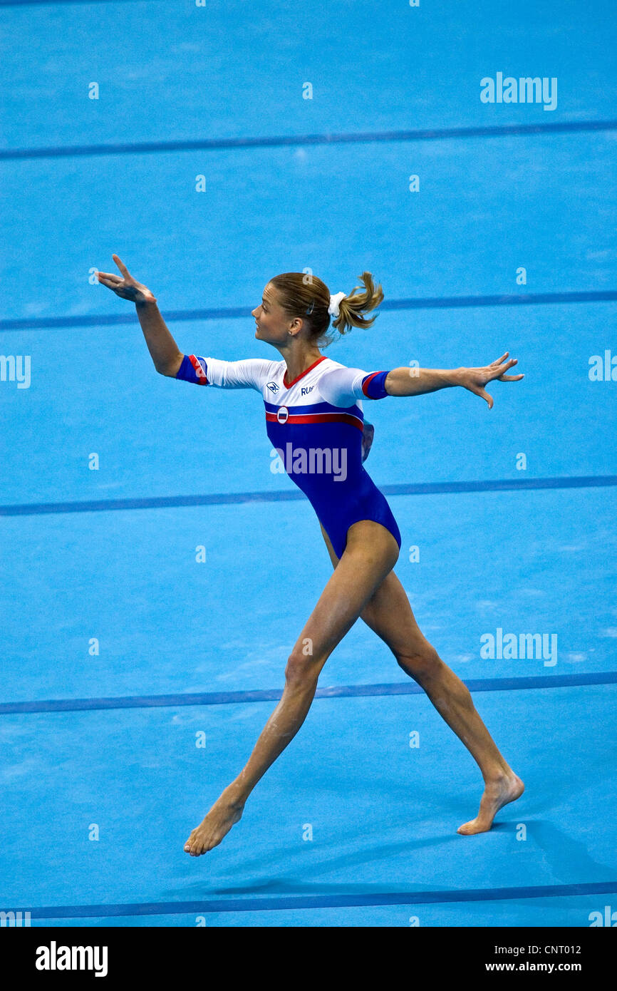 Gymnastique Svetlana Khorkina (RUS) effectuer l'exercice au sol au cours de qualification des femmes. 2004 Jeux Olympiques d'Athènes Banque D'Images