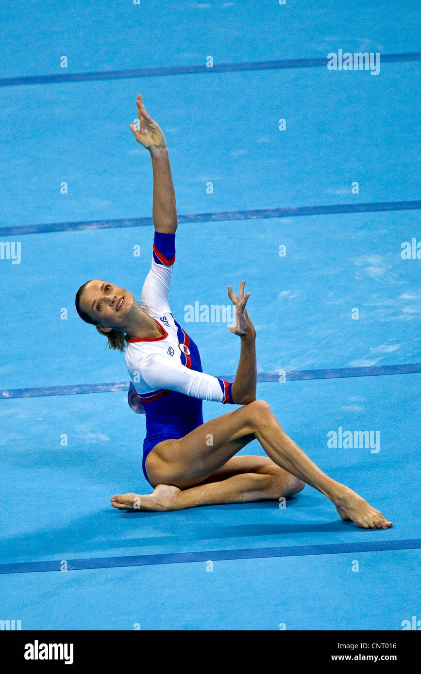 Gymnastique Svetlana Khorkina (RUS) effectuer l'exercice au sol au cours de qualification des femmes. 2004 Jeux Olympiques d'Athènes Banque D'Images
