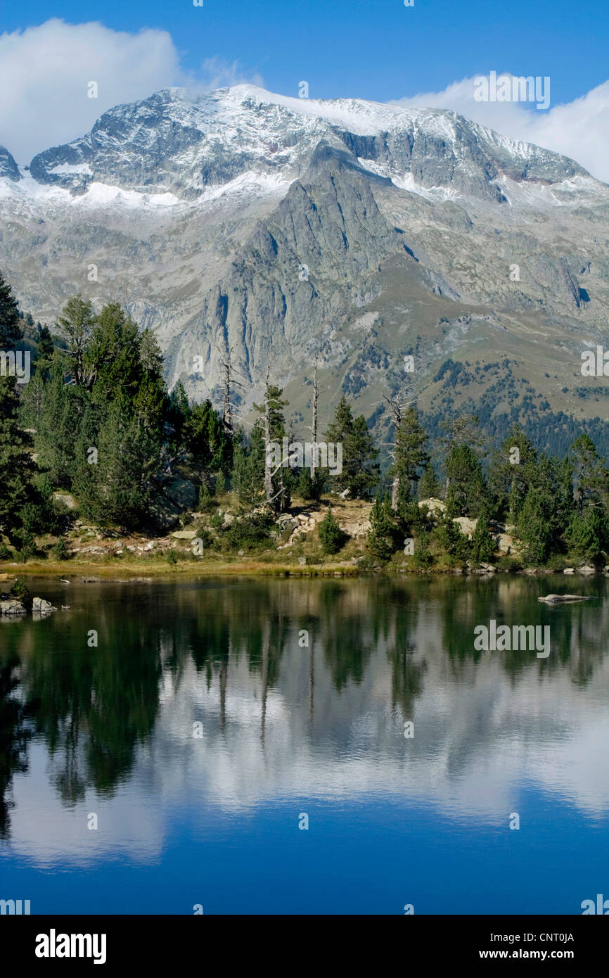 Reflecions Escarpinosa Lake dans le Parc Naturel Posets Maladeta, Espagne, Pyrénées, l'Aragon, Huesca Banque D'Images