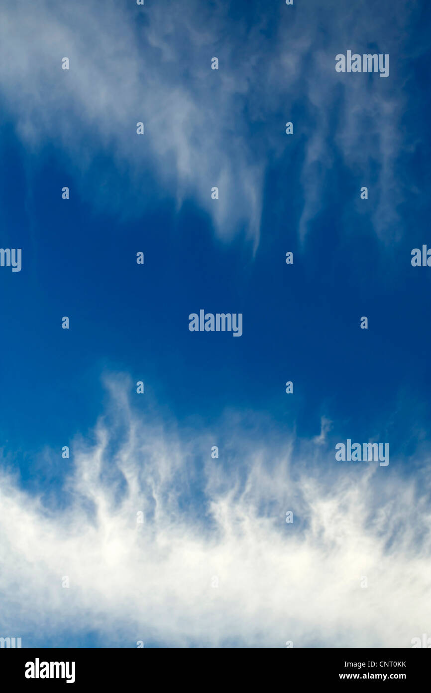 Les cirrus dans le ciel bleu, Espagne Banque D'Images