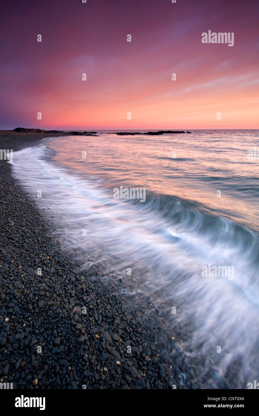 Vague à la pierre volcanique plage au coucher du soleil, l'Espagne, l'Andalousie Banque D'Images