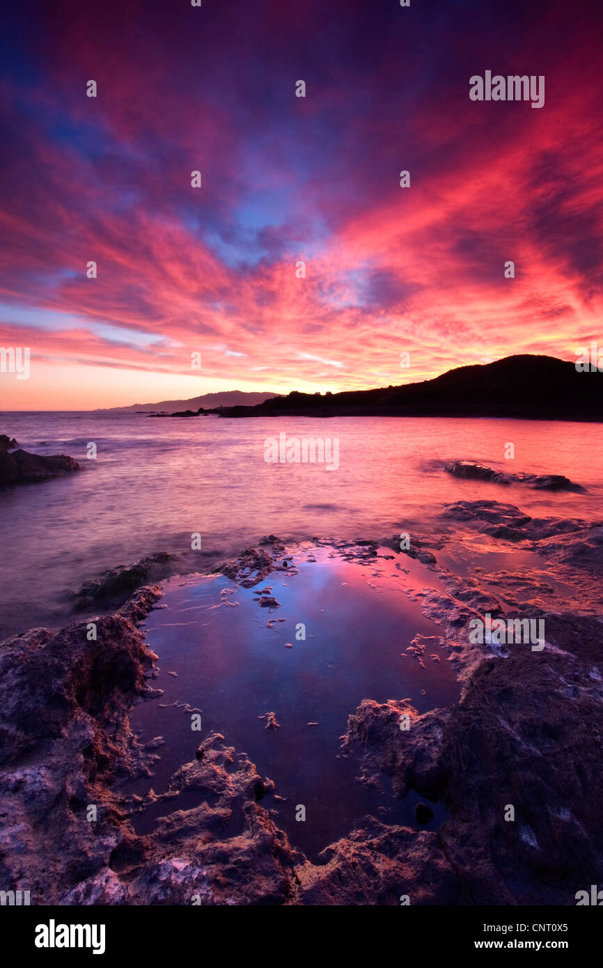 Vague à la pierre volcanique plage au coucher du soleil, l'Espagne, l'Andalousie Banque D'Images