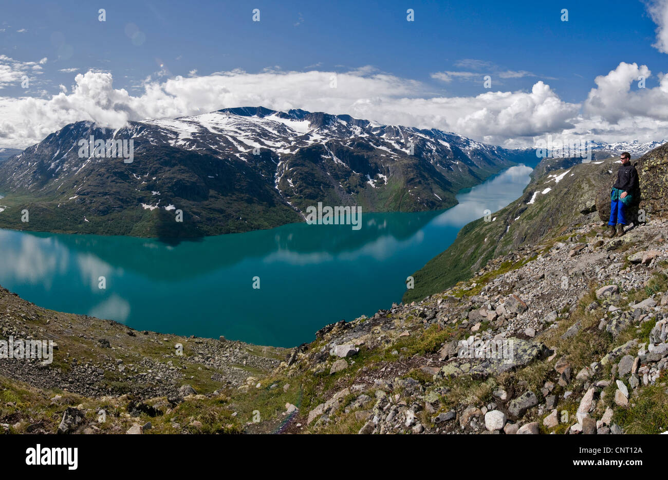 Avec l'altitude élevée de Jotunheimen lac Gjende sur la piste plus Besseggen, l'un des plus célèbres randonnées en montagne en Norvège, Norvège, Oppland, Gjendesheim Banque D'Images