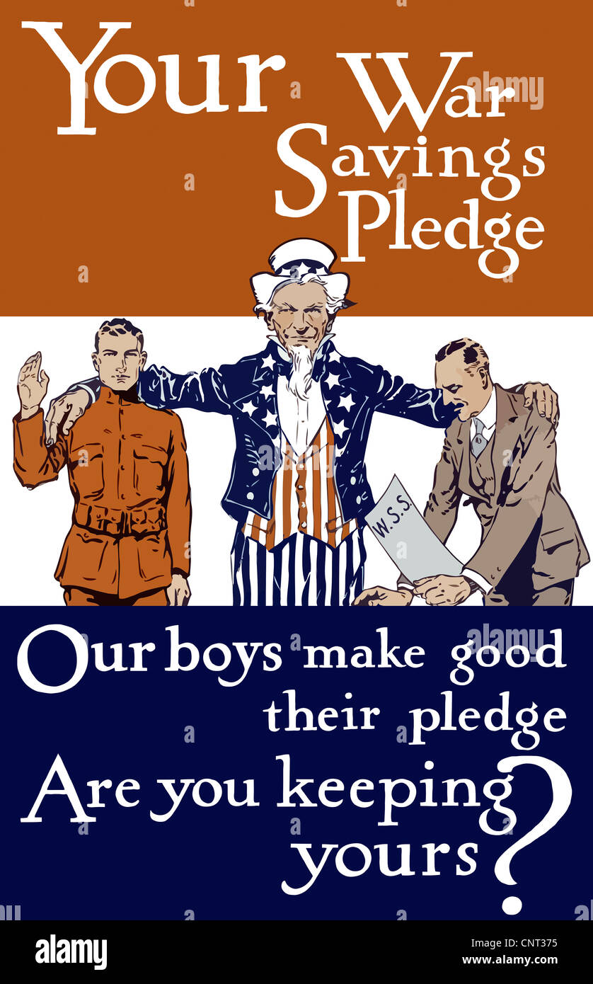 Vintage poster la Première Guerre mondiale, de l'Oncle Sam avec ses bras autour d'un soldat et un homme la signature de l'engagement d'épargne de guerre. Banque D'Images