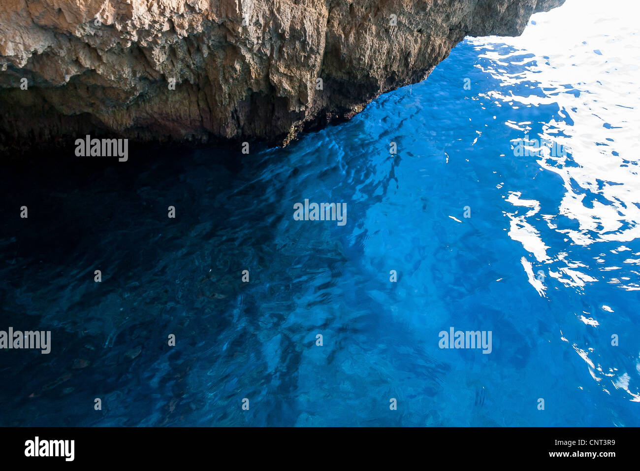 L'eau de mer d'un bleu profond sur voyage en bateau entre Smugglers Cove et Porto Vroma Banque D'Images