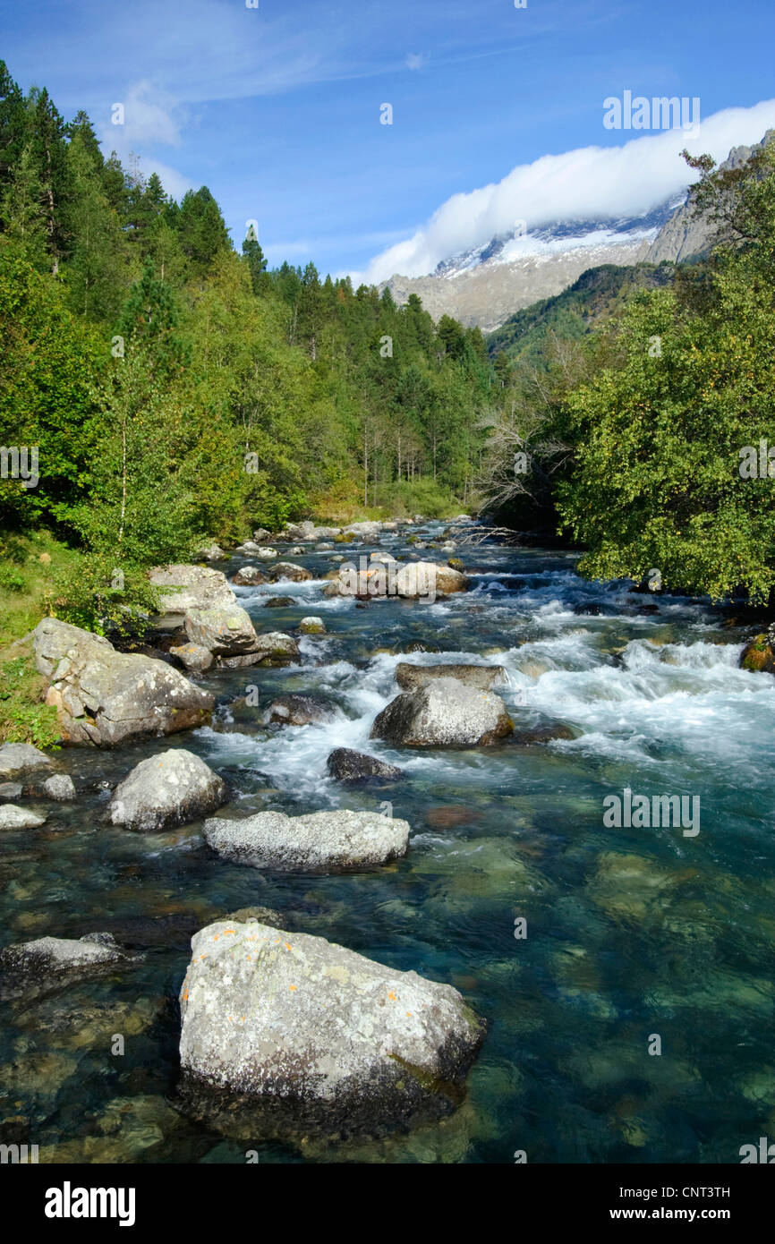 Estos river et la vallée, l'Espagne, l'Aragon, Pyrénées, le parc naturel Posets maladeta Banque D'Images