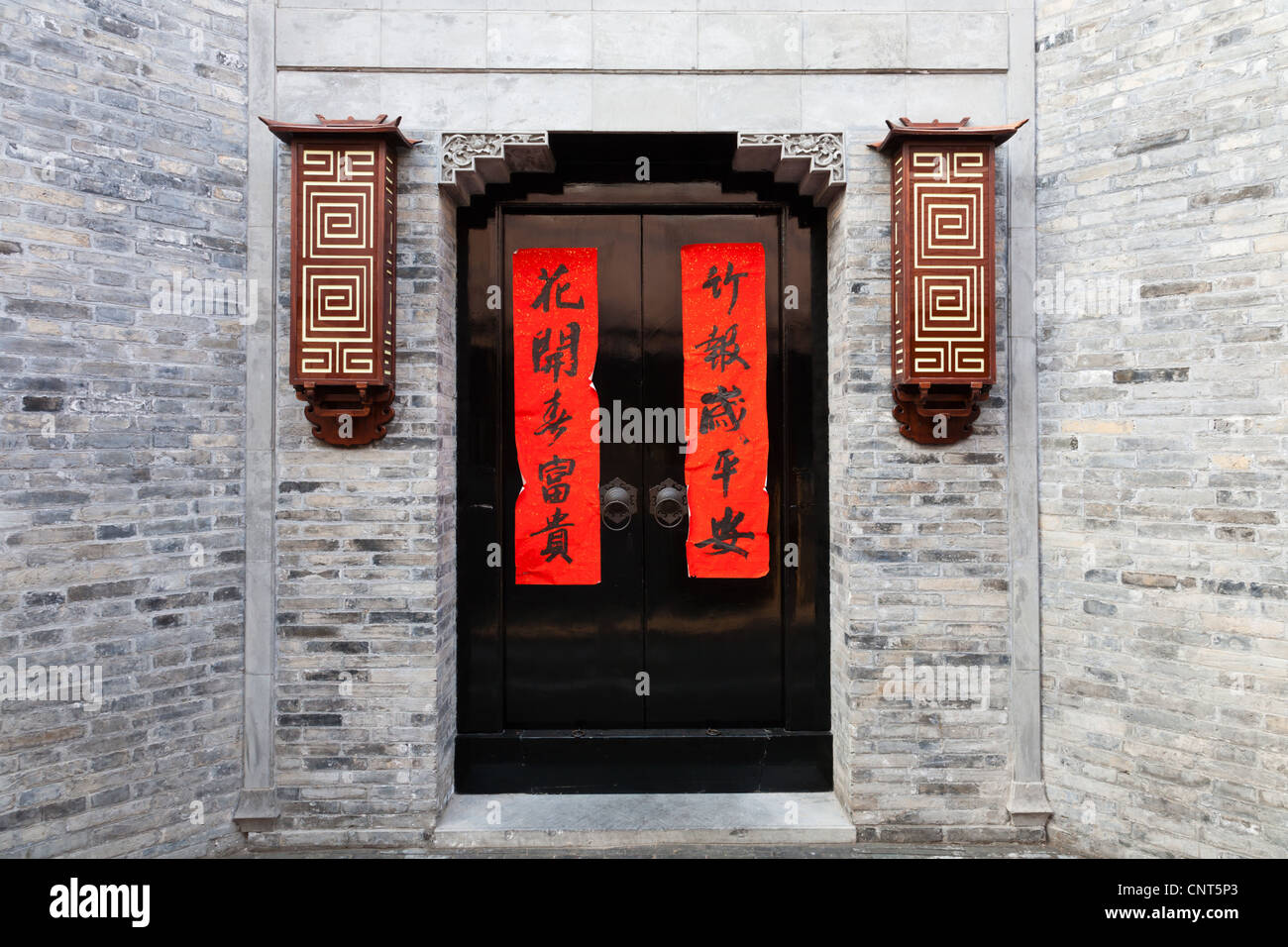 Sur le couplet rouge porte traditionnelle chinoise. Banque D'Images