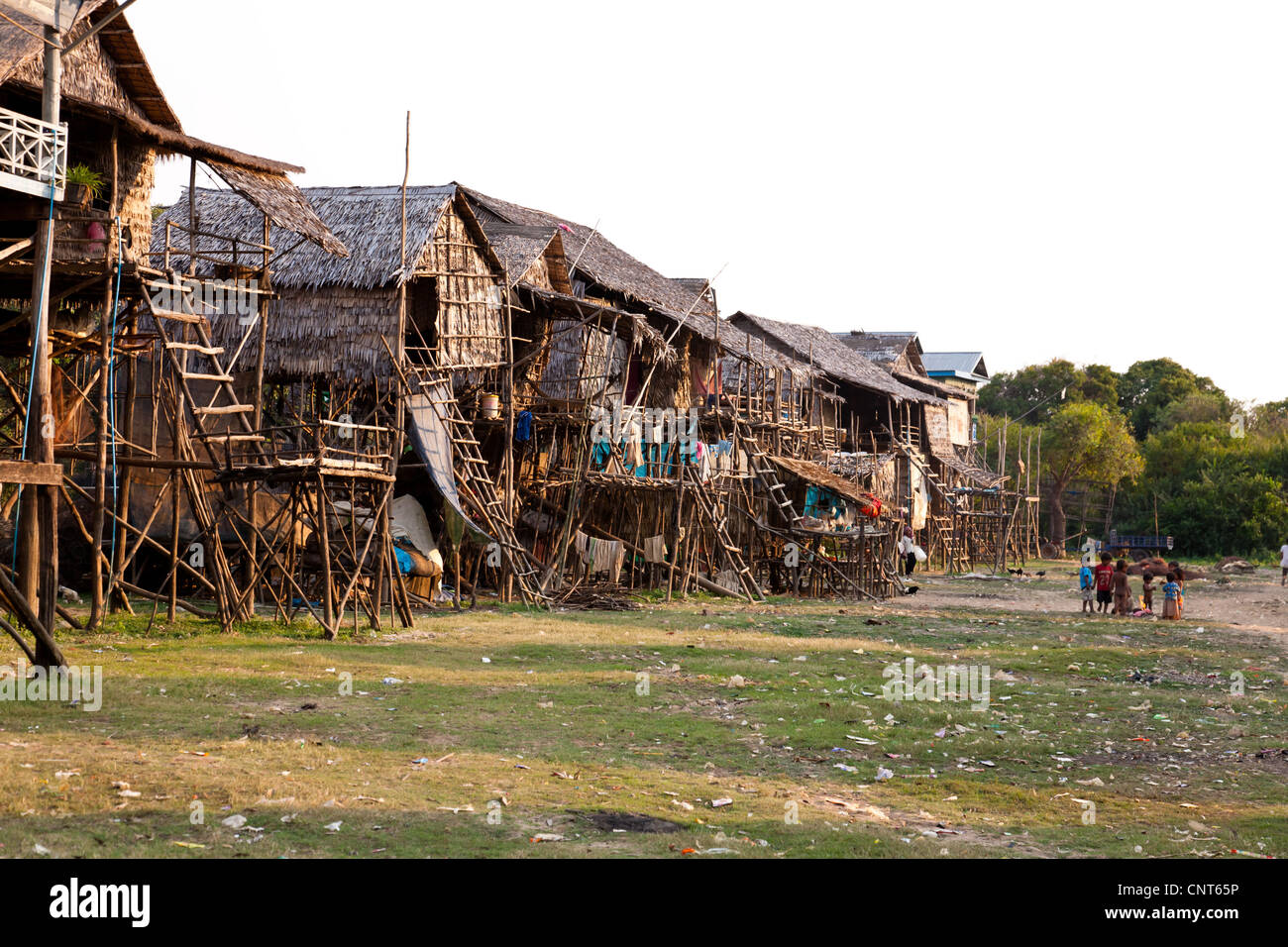 Des enfants jouent au crépuscule. Ce village est à proximité du lac Tonle Sap. Le village est aussi appelé village flottant au Cambodge. Banque D'Images