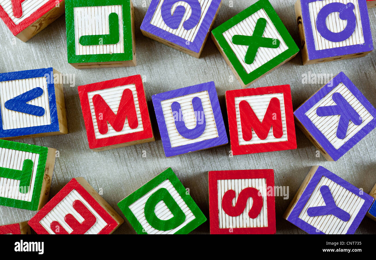 Des cales en bois formant le mot maman dans le centre Banque D'Images