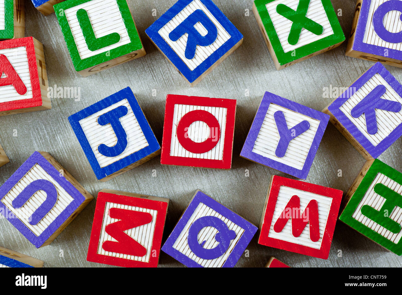Des cales en bois formant le mot joie dans le centre Banque D'Images
