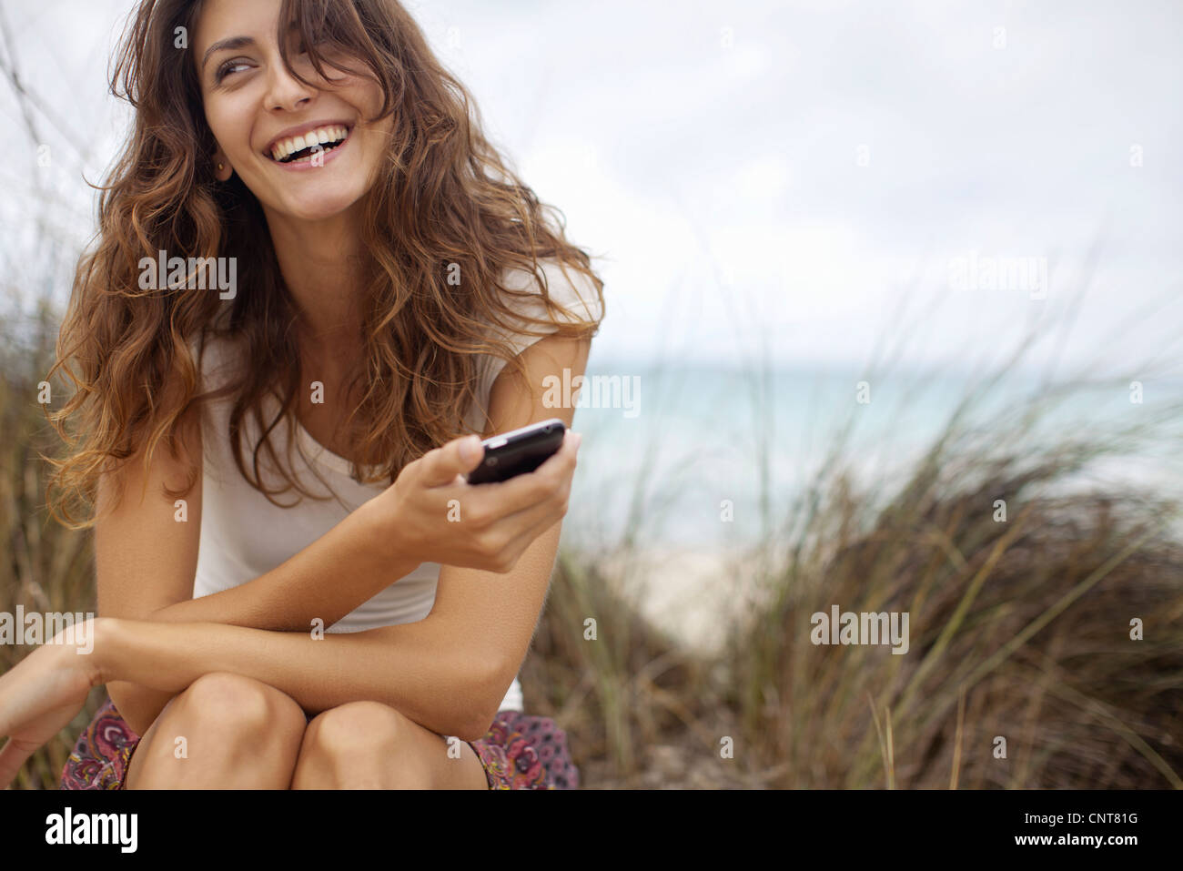 Happy young woman with cell phone Banque D'Images