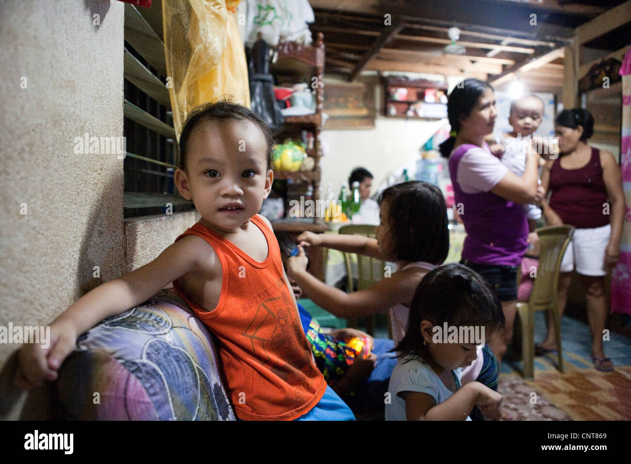 Famille Philippines ensemble à la maison. Lapu-Lapu City, Metro Cebu, Mactan Island, Visayas, Philippines. Banque D'Images