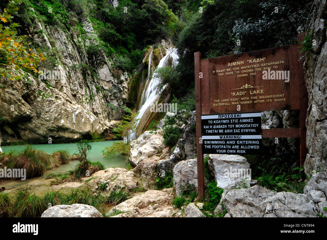 Chute d'eau pittoresque formant le lac de Kadi avec un signal d'information, de la Grèce, Péloponnèse, Messinien, Kazarma Banque D'Images