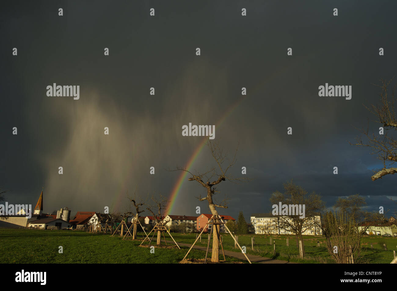 La pluie et arc-en-ciel sur village en Allemagne Banque D'Images