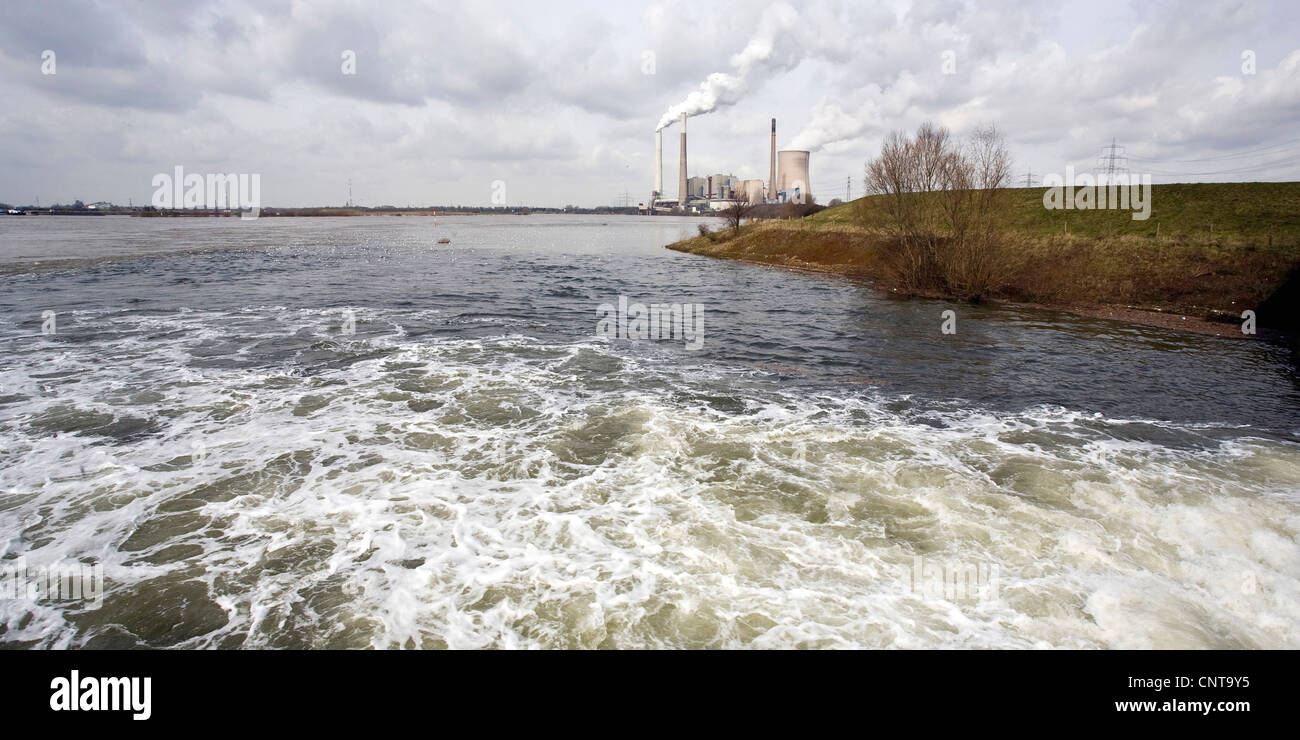 Emscher estuaire dans le Rhin avec Voerde power plant , l'Allemagne, en Rhénanie du Nord-Westphalie, Ruhr, Dinslaken Banque D'Images