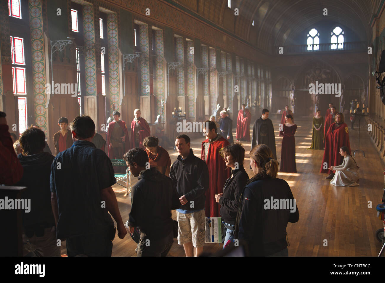 Cast and crew sur le tournage de Merlin au château de Pierrefonds, utilisé comme Camelot pour la série de la BBC, France Banque D'Images