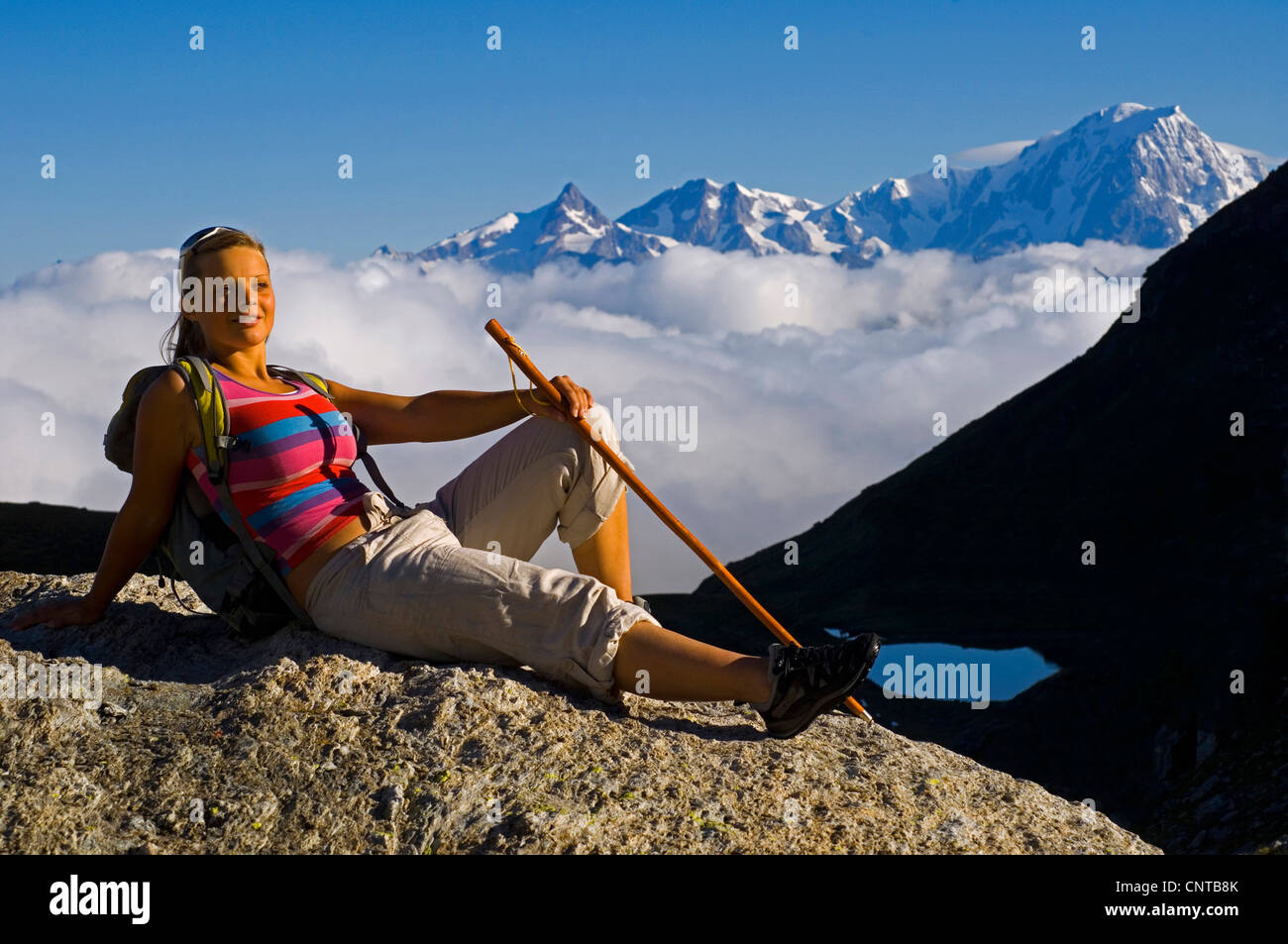 Jeune femme sur un trek dans le Parc National de la Vanoise, le Mont Blanc en arrière-plan, France, Savoie, parc national de la Vanoise Banque D'Images