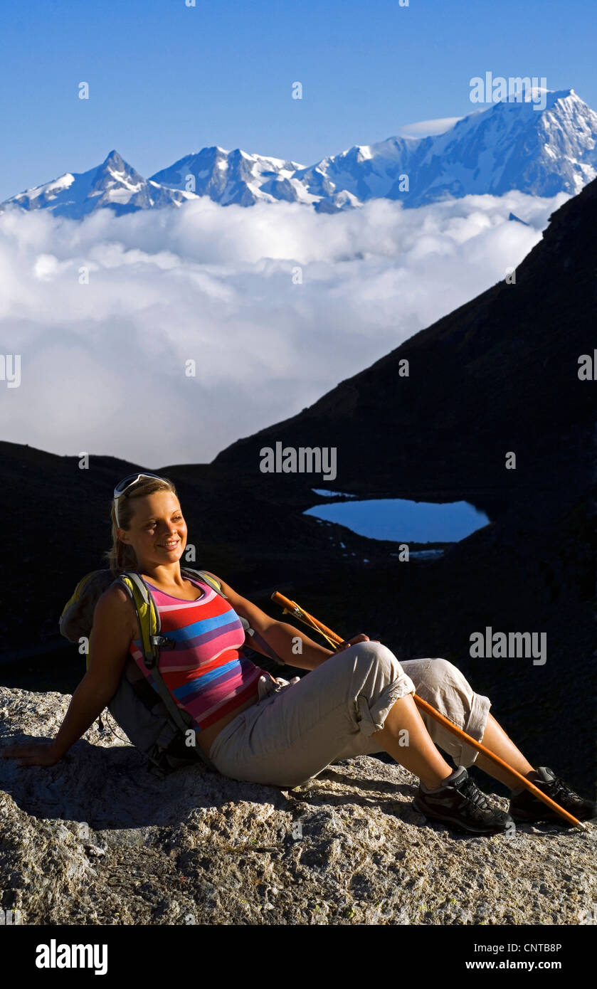 Jeune femme sur un trek dans le Parc National de la Vanoise, le Mont Blanc en arrière-plan, France, Savoie, parc national de la Vanoise Banque D'Images