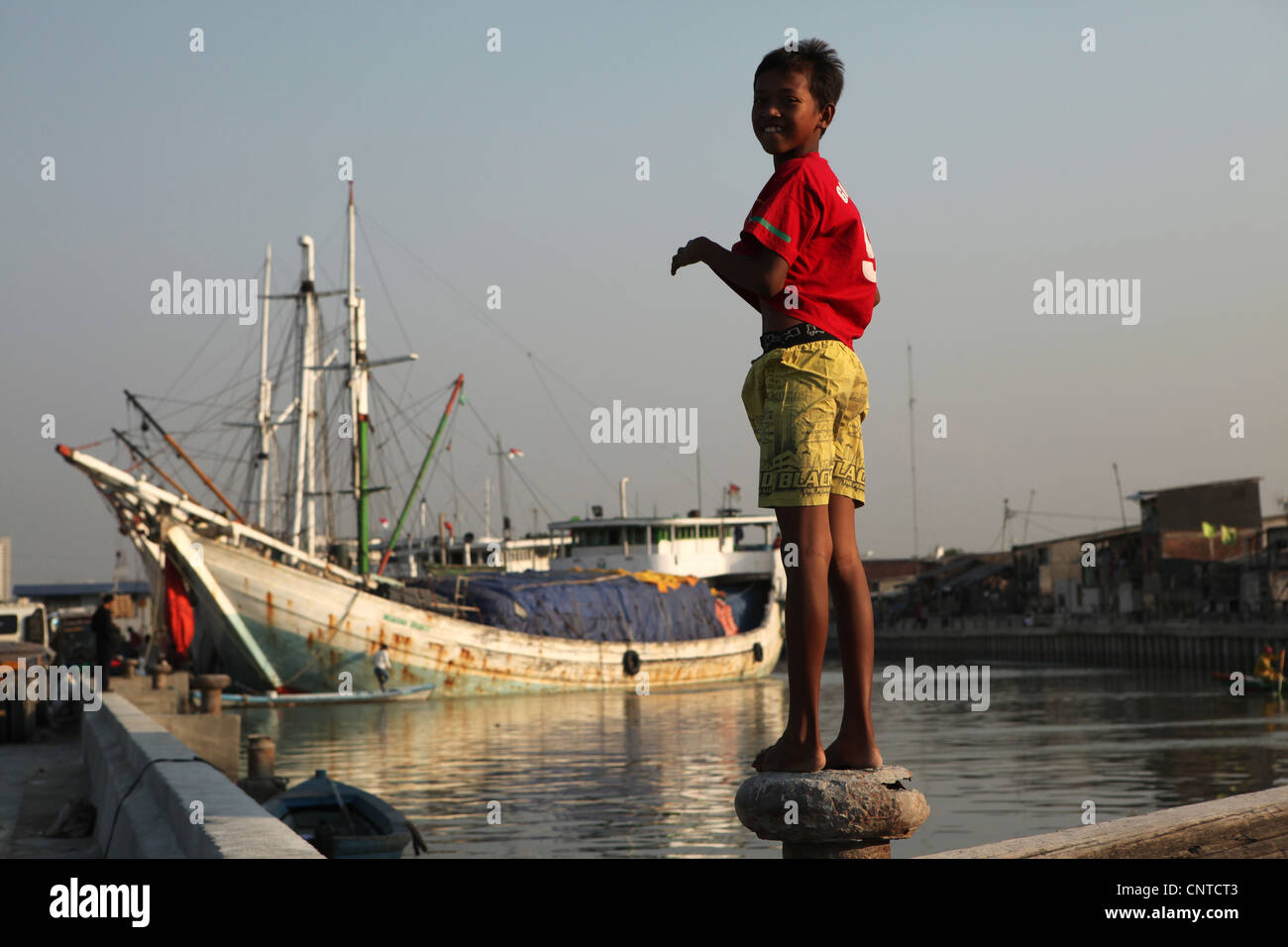 Voiliers en bois appelée 'pinisi' dans le port historique de Sunda Kelapa à Jakarta, Indonésie. Banque D'Images