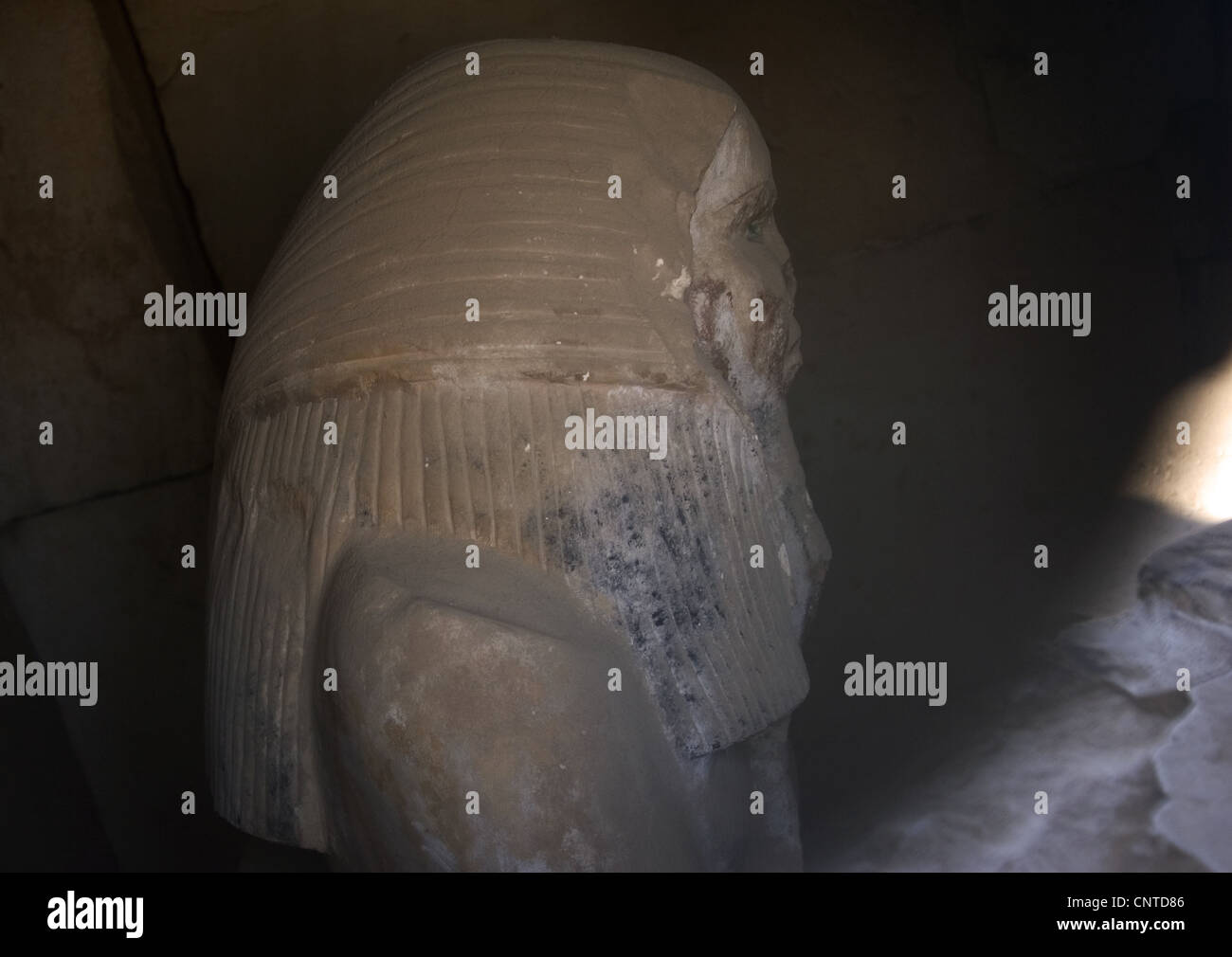 L'Égypte. Saqqara. Djoser's complexe. Le Serdab, une petite enceinte. Copie de la statue du pharaon Djoser. Banque D'Images