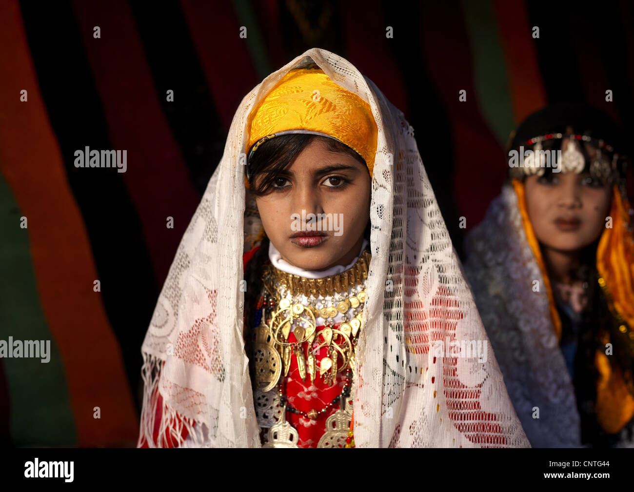 Fille de Ghadamès en Libye, vêtements touareg traditionnelle Banque D'Images