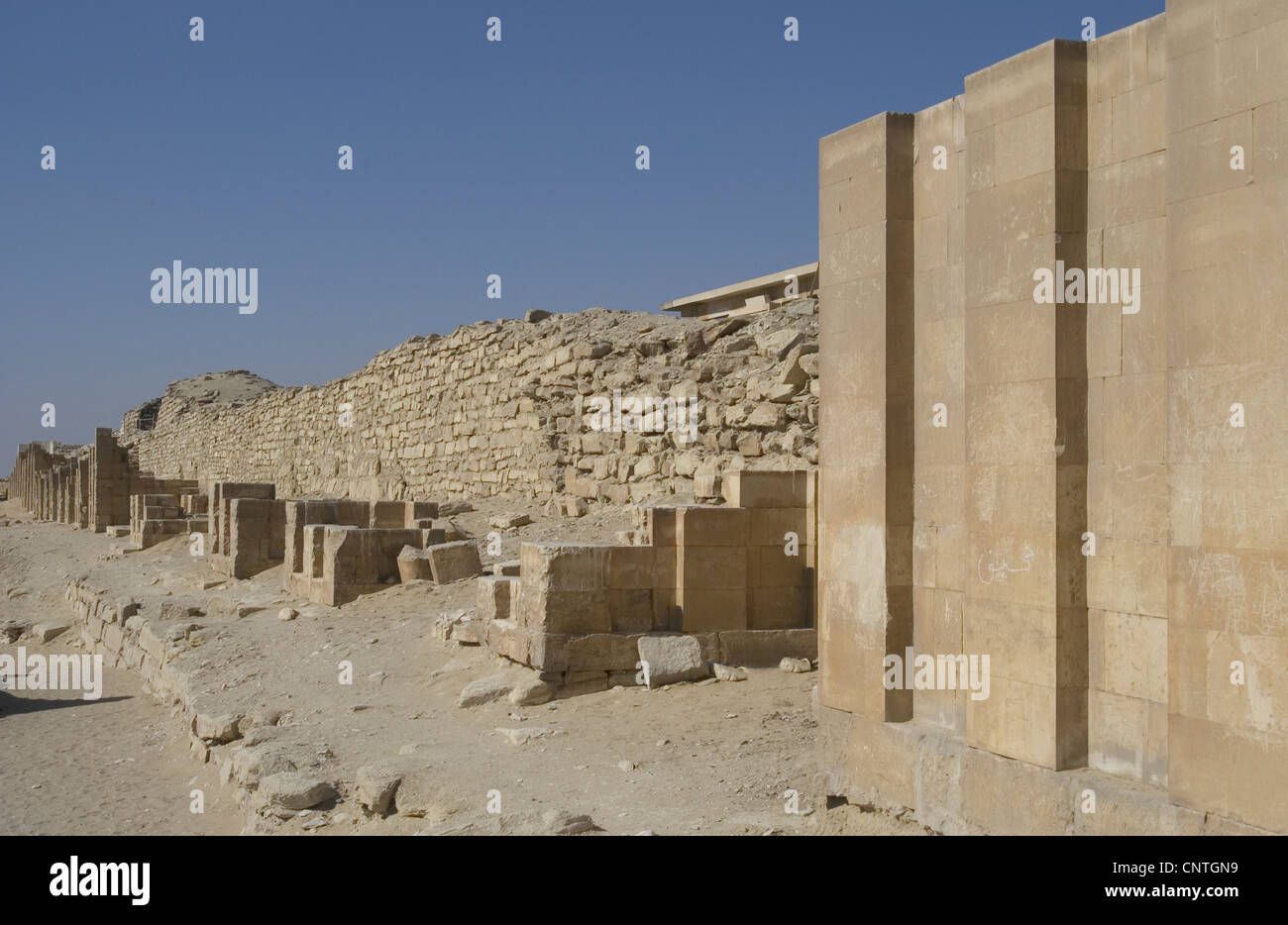 L'Égypte. Saqqara. Djoser's complexe. Murs en pierre calcaire avec 14 fausses portes et l'entrée principale. Troisième Millénaire. Vieux Royaume. Banque D'Images