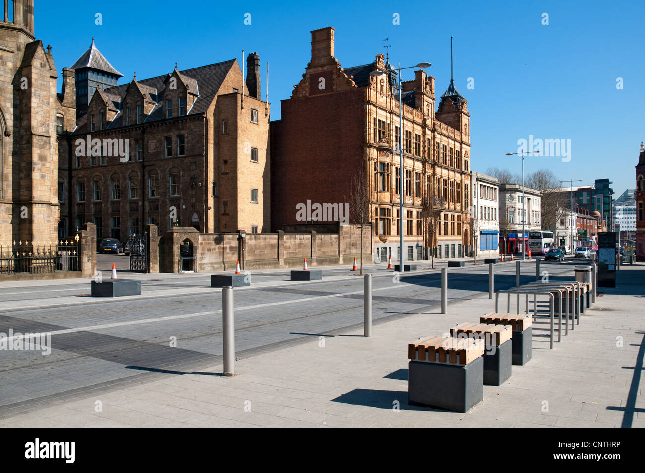 Nouveau mobilier urbain et l'aménagement paysager du domaine public sur la rue Chapel, Salford, Manchester, Angleterre, RU Banque D'Images