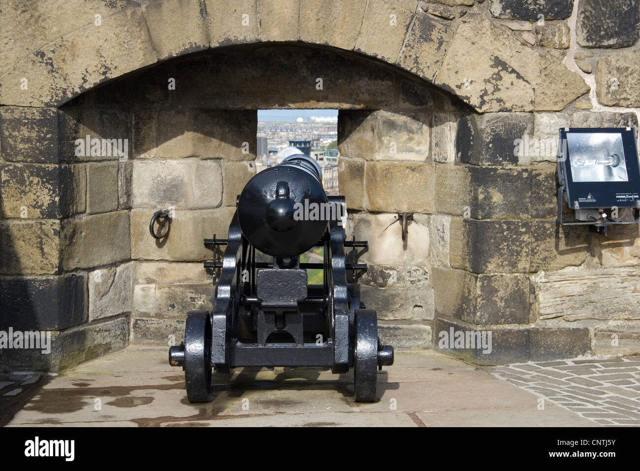Cannon sur l'affichage au château d'Édimbourg, projetant depuis les remparts du château et avec une lumière sur les murs du château Banque D'Images