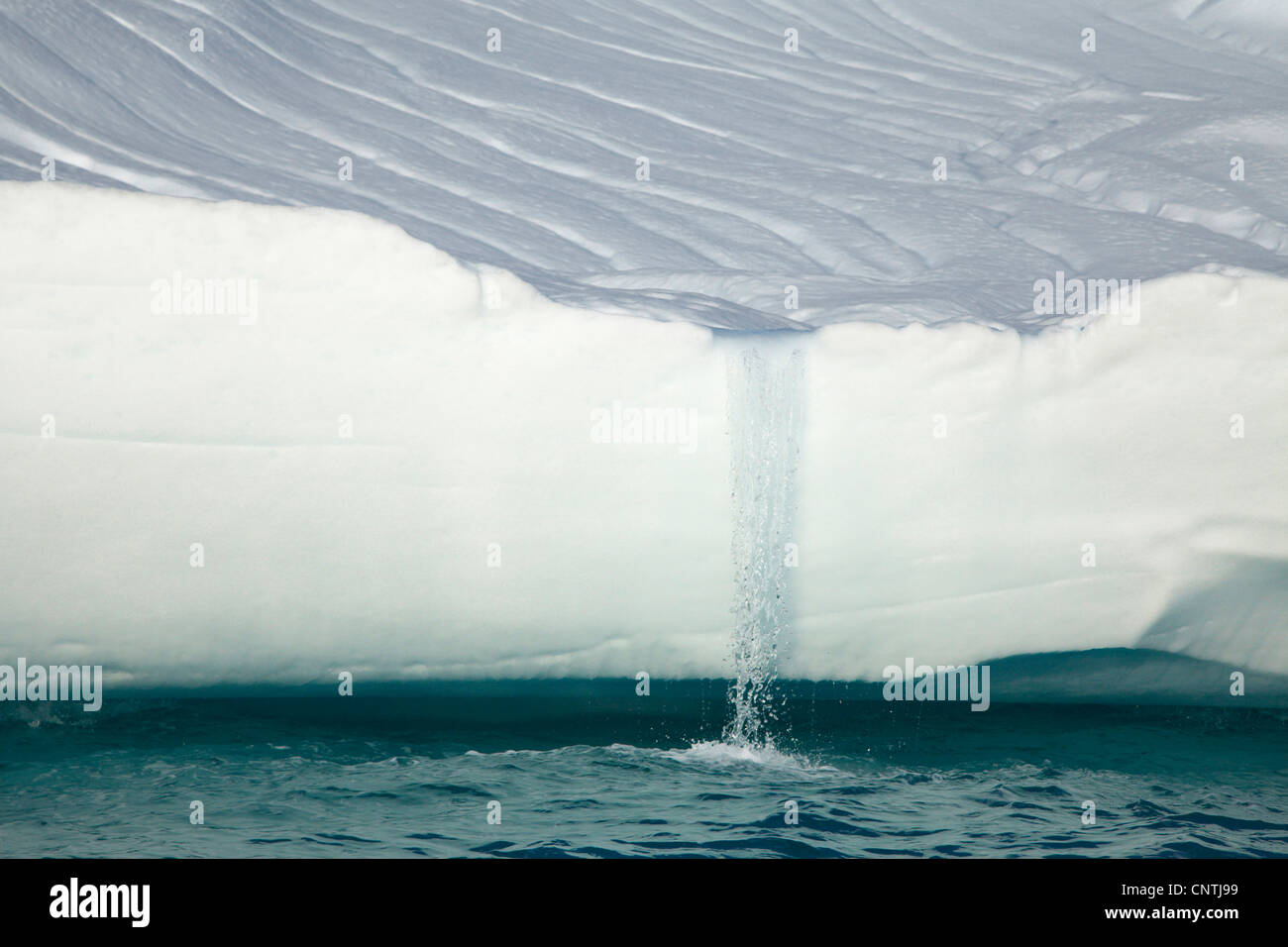 Avec iceberg waterfal, Groenland, Ammassalik, dans l'Est du Groenland, Tasiilaq Banque D'Images
