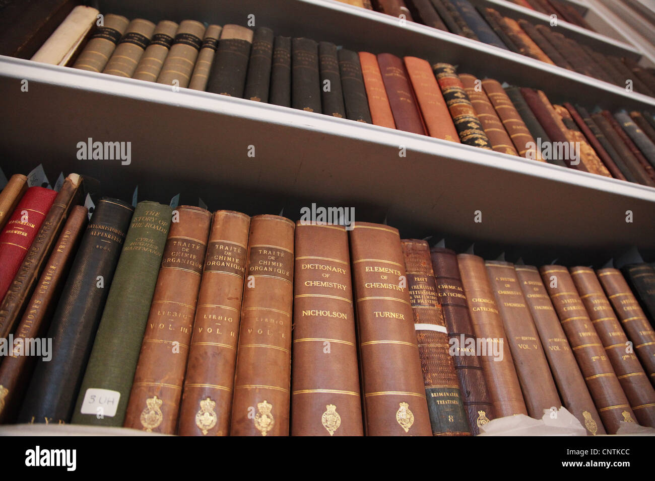 Livres de science à la bibliothèque de l'Institut Royal, Londres Banque D'Images