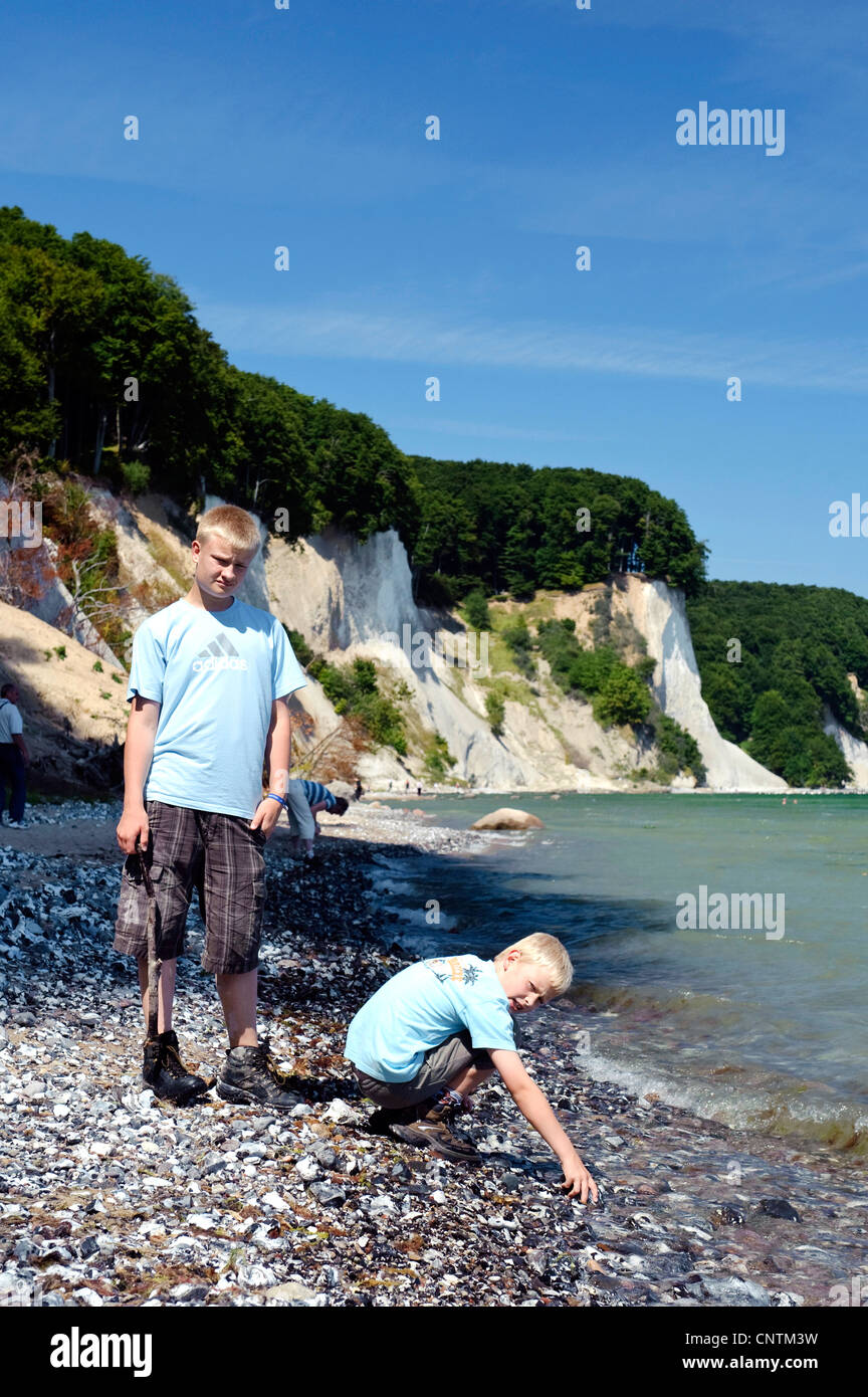 Pour les garçons de la falaise de craie dans le Parc National de Jasmund, Allemagne, Mecklembourg-Poméranie-Occidentale, le Parc National de Jasmund, Ruegen Banque D'Images